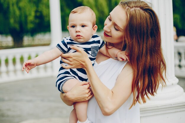 Maman et son fils se détendent dans le parc.