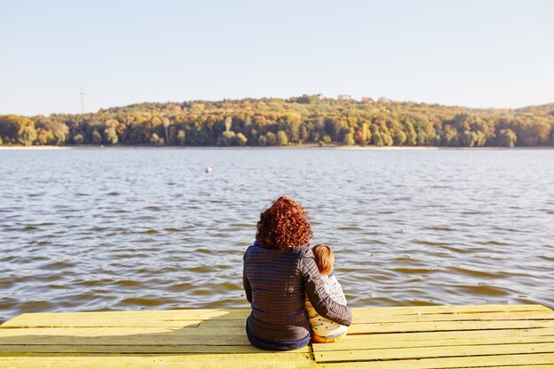 Maman et son fils se reposant au bord du lac