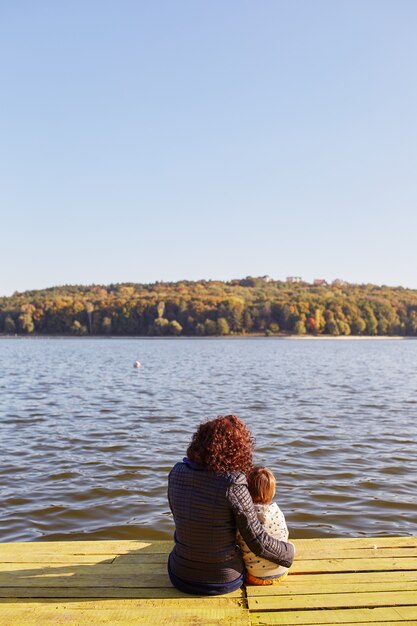 Maman et son fils se reposant au bord du lac