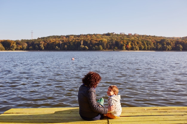 Maman et son fils se reposant au bord du lac