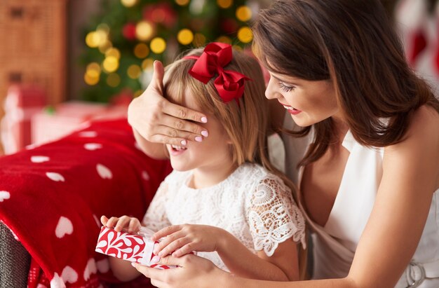 Maman surprend sa fille en donnant des cadeaux