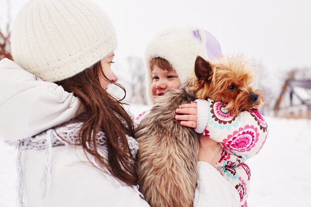 Maman tient sa fille et doggy