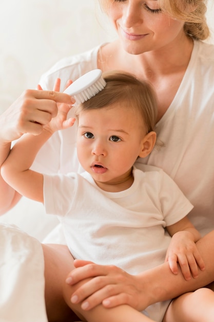 Maman tir bas se brosser les cheveux de bébé