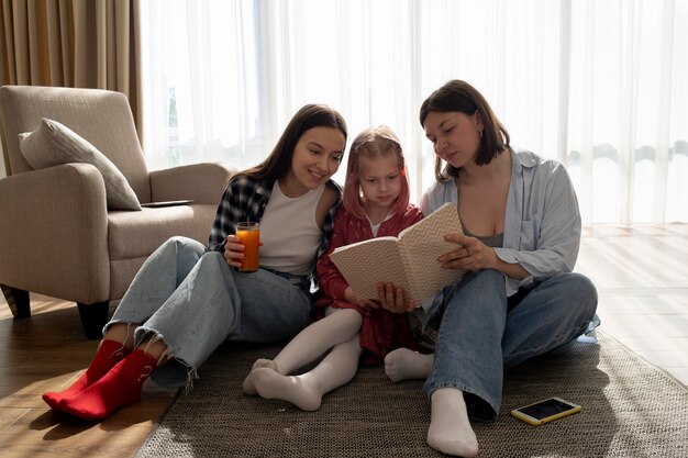 Les mamans passent du temps avec leur fille à l'intérieur