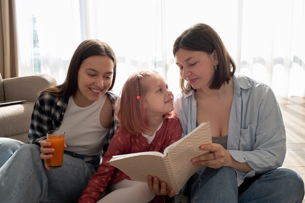 Les mamans passent du temps avec leur fille à l'intérieur