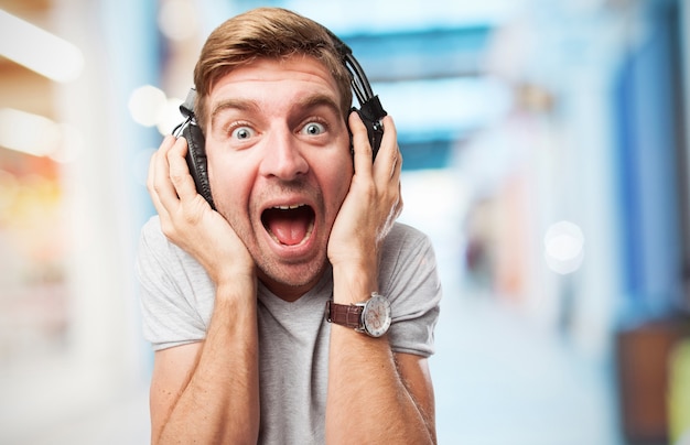 Man crier avec un casque