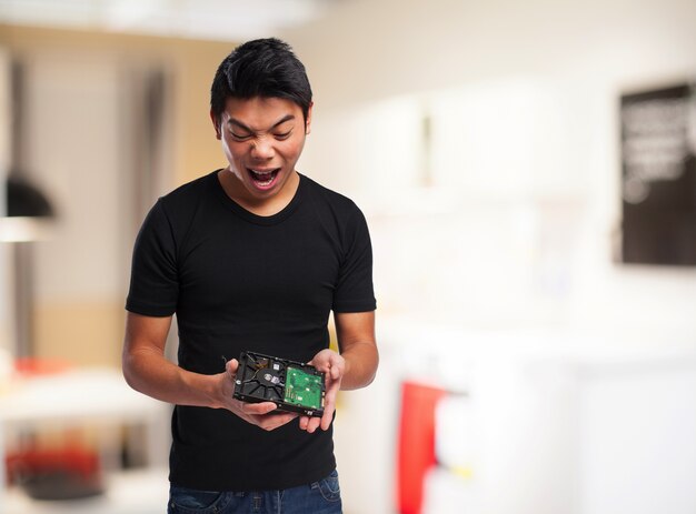 Man avec un disque dur