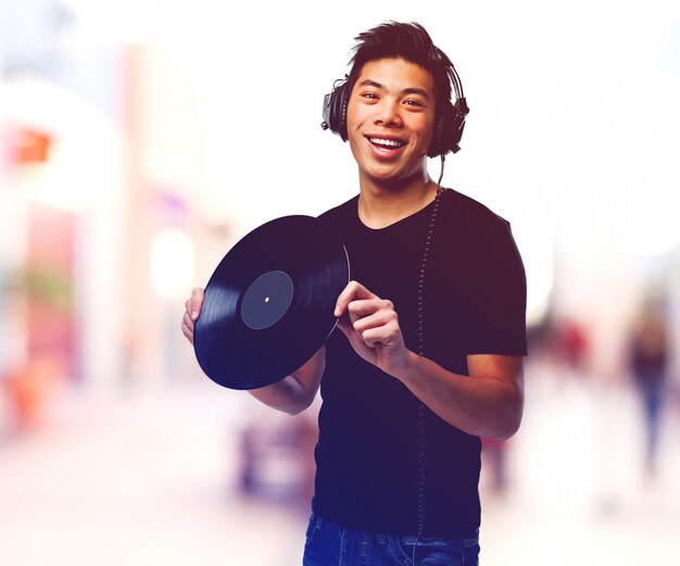 Man avec disque vinyle et casque