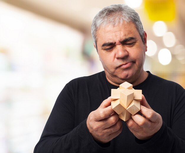 Man examen figure en bois