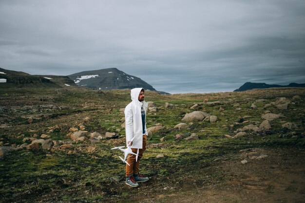 Man hold drone et télécommande en Islande