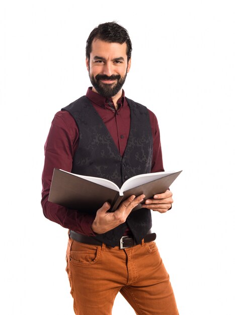 Man portant un livre de lecture sur le gilet