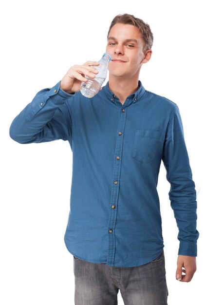 Man potable à partir d&#39;une bouteille d&#39;eau