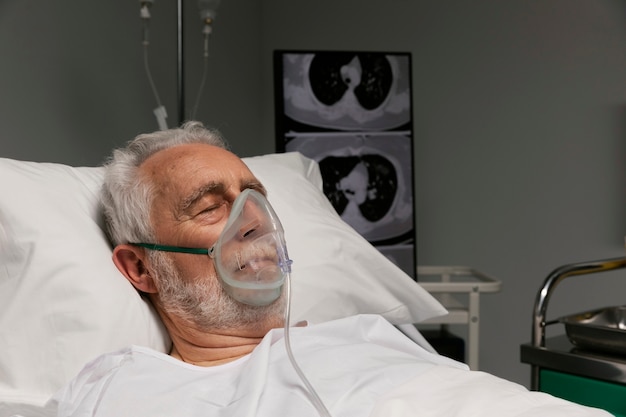 Photo gratuite man avec respirateur dans un lit d'hôpital