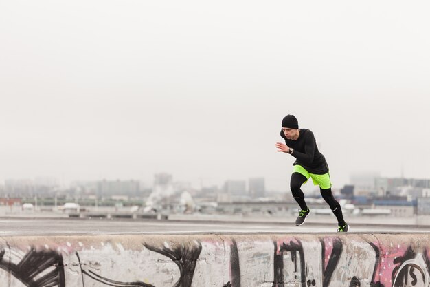 Man sprintant sur le toit