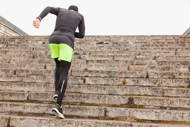 Man sprinting up escalier