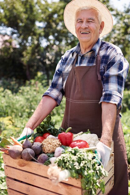 Man travaillant dans le domaine avec des fruits