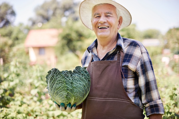 Man travaillant dans le domaine avec des légumes