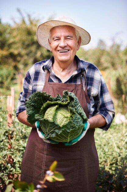 Man travaillant dans le domaine avec des légumes