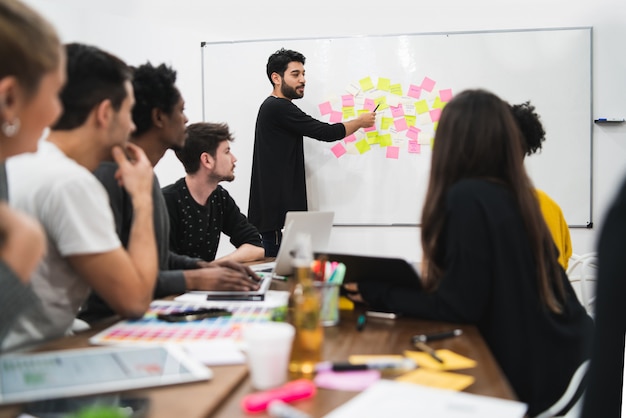 Photo gratuite manager animant une réunion de brainstorming