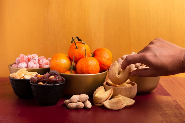 Photo gratuite mandarines et biscuits de fortune pour le nouvel an chinois