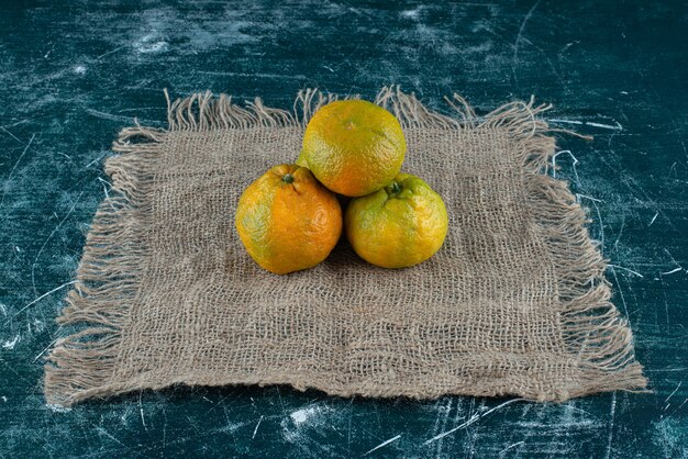 Mandarines mûres sur table en marbre.