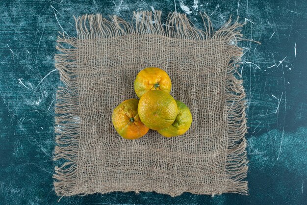 Mandarines mûres sur table en marbre.