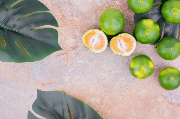 Mandarines vertes isolées sur marbre.