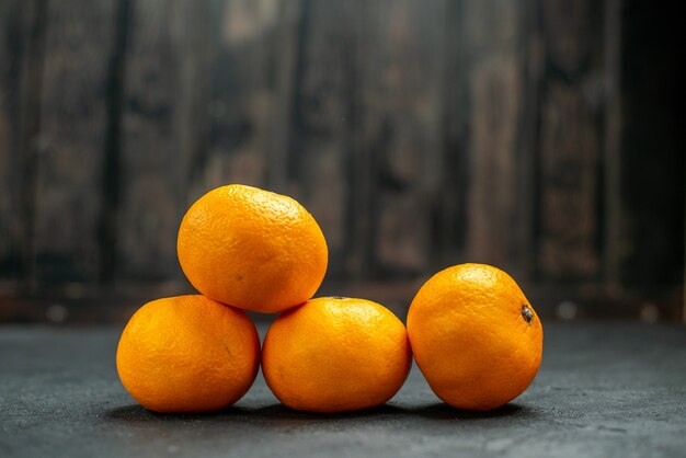 Mandarines vue de face sur fond sombre espace libre