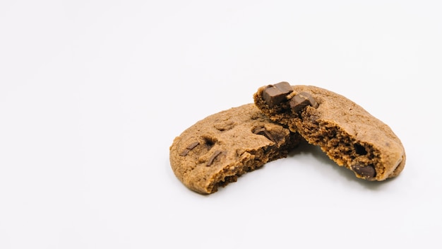 Photo gratuite mangé des biscuits au chocolat sur fond blanc