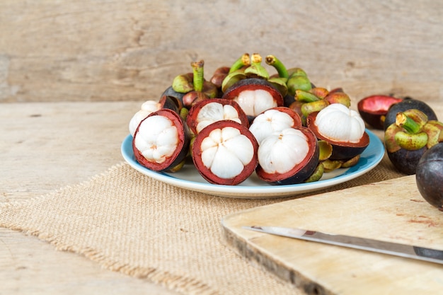 Mangosteen sur table en bois.