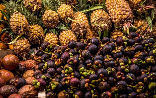 Mangoustan et ananas sur le marché de comptoir en Thaïlande