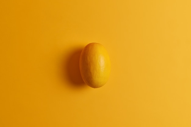 Mangue jaune comestible ovale. Délicieux fruits exotiques. Produit doux et agréable à manger, fournit à votre corps des nutriments, contient du sucre naturel. Variété de vitamines et minéraux essentiels. Vue de dessus