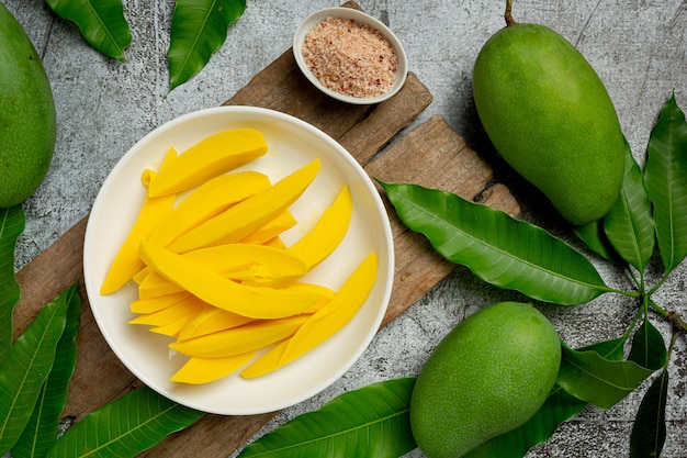 Photo gratuite mangue marinée sur une surface en bois sombre