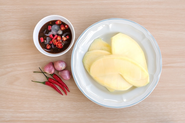 La mangue à la sauce aux poissons sucrés