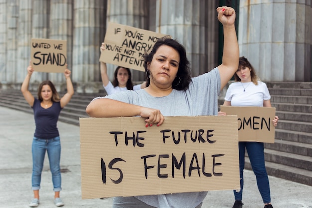 Photo gratuite des manifestantes manifestant ensemble pour les droits