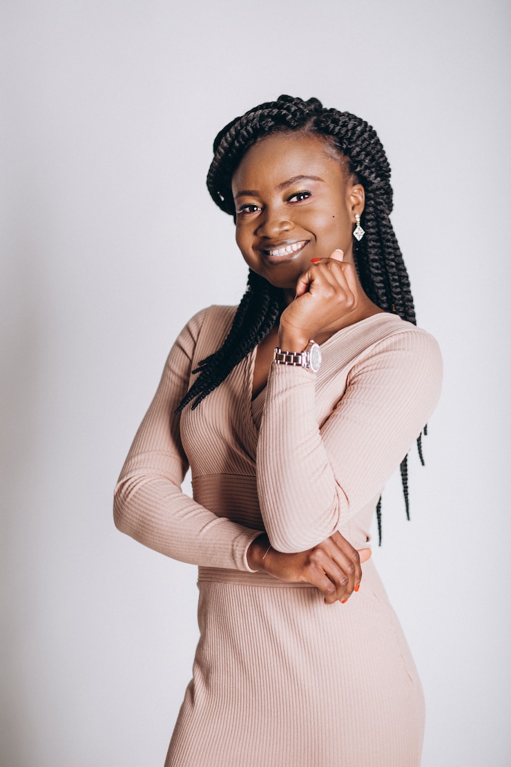 Photo gratuit une mannequin afro-américaine en studio.