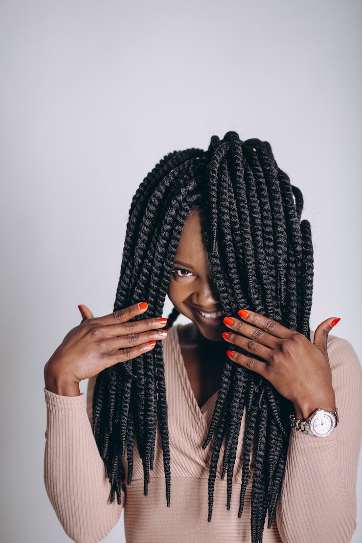Photo gratuit une mannequin afro-américaine en studio.