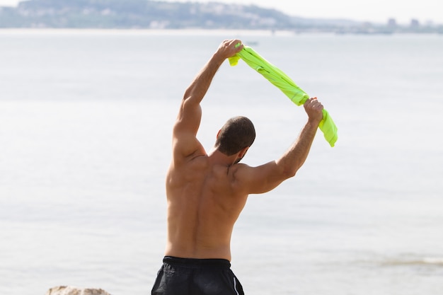 Mannequin Man Doing Side Bend Exercice à La Mer