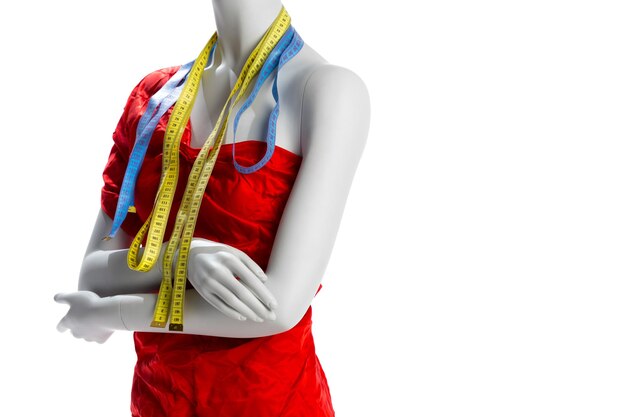 Un mannequin avec un ruban à mesurer