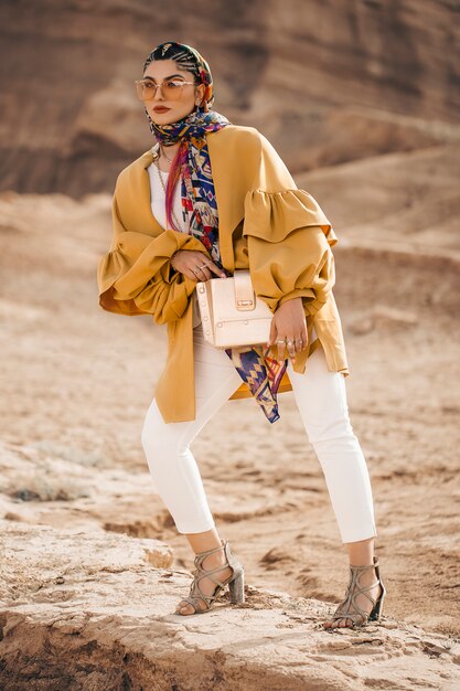 Mannequin en trench jaune tendance en plein air