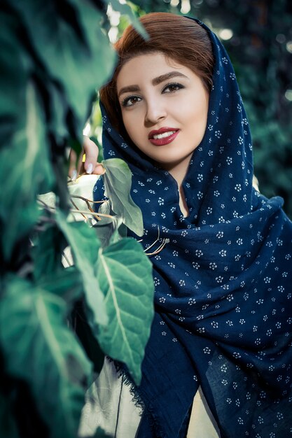 Mannequin en vieille robe orientale de style ethnique avec châle dans la nature