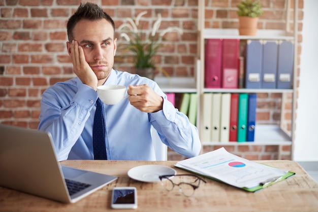 Photo gratuite manque d'énergie au travail