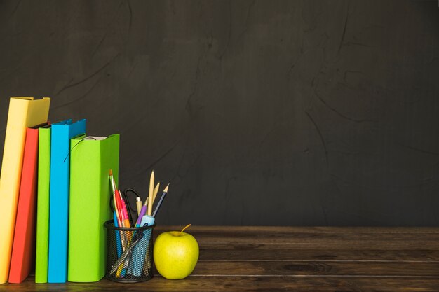 Manuels avec coupe crayon et pomme sur le bureau