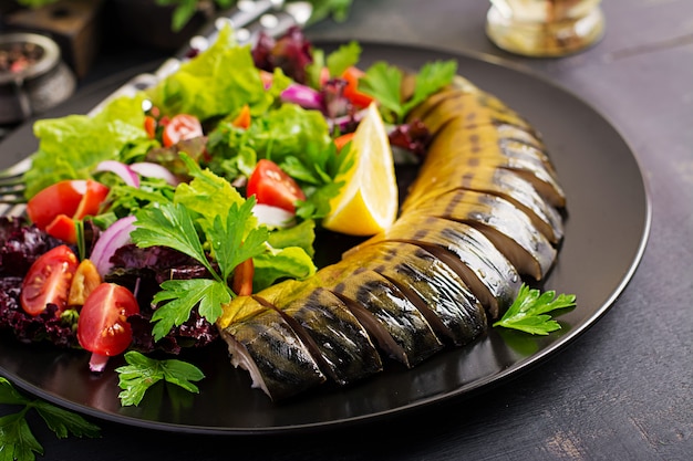 Photo gratuite maquereau fumé et salade fraîche