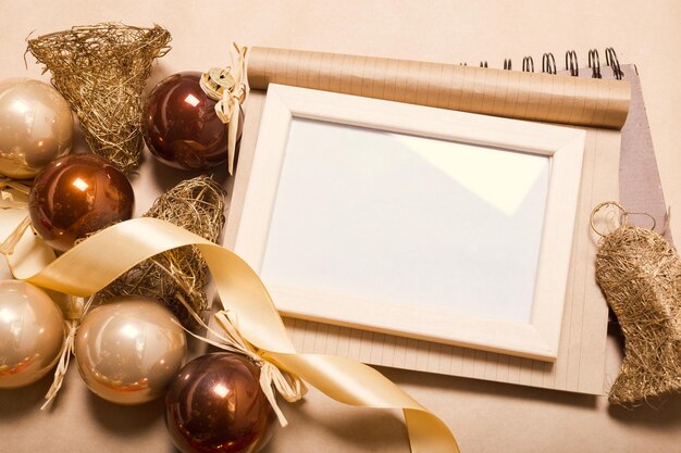 Maquette de carte de voeux avec des décorations de Noël