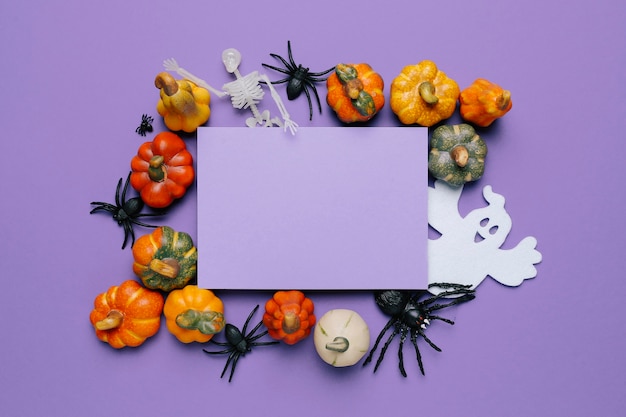 Maquette Invitation pour une fête d'Halloween avec des couleurs violettes