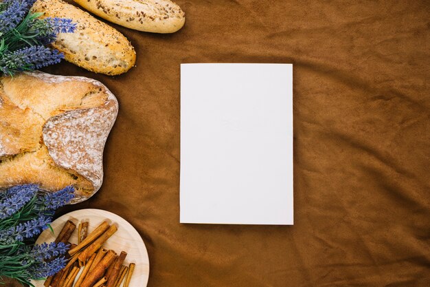 Maquette de livre avec du pain et de la cannelle