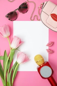 Maquette de printemps musical vertical sur fond rose avec microphone et tulipes
