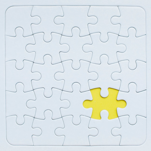 Photo gratuite maquette de puzzle avec pièce jaune.