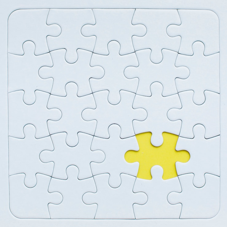 Photo gratuit maquette de puzzle avec pièce jaune.